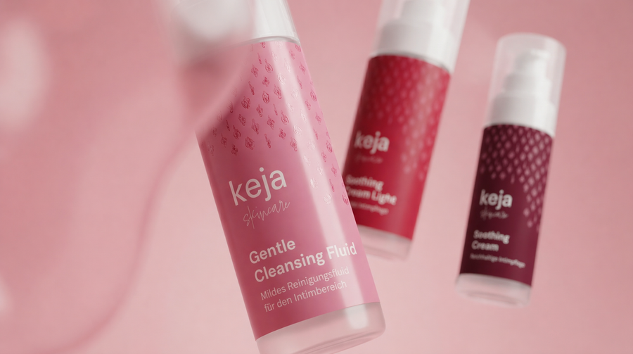 Drei keja Flaschen schräg, Gentle Cleansing Fluid im Vordergrund