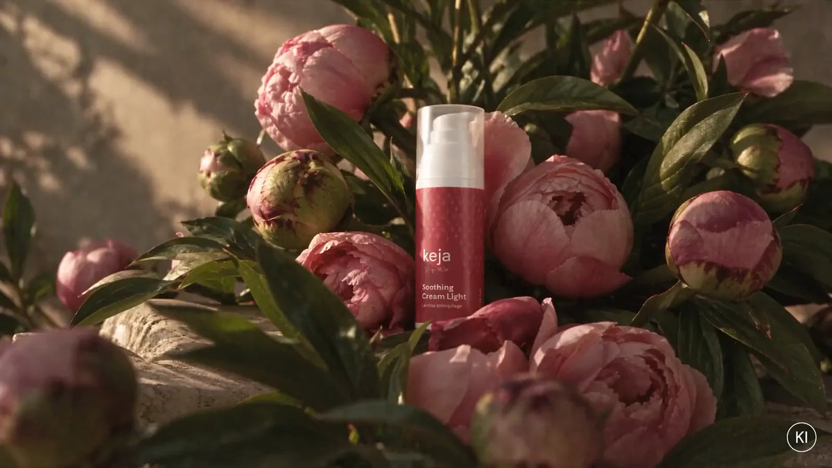 Soothing Cream Light zwischen Pfingstrosen
